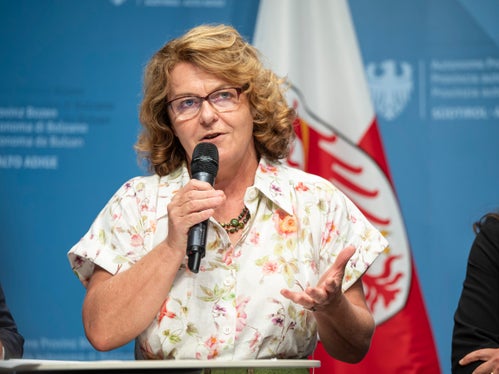 Der Pflegebedarf kommt oft unerwartet und schnell. Darum muss auch die Auszahlung des Pflegegeldes weiter beschleunigt werden, sagt Soziallandesrätin Rosmarie Pamer. (Foto: LPA/Fabio Brucculeri)