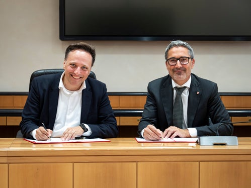 Landeshautpmann Arno Kompatscher (rechts im Bild) und GovTech Deutschland-Vorstandsmitglied Ammar Alkassar unterzeichnen den Kooperationsvertrag. (Foto: LPA/Fabio Brucculeri)