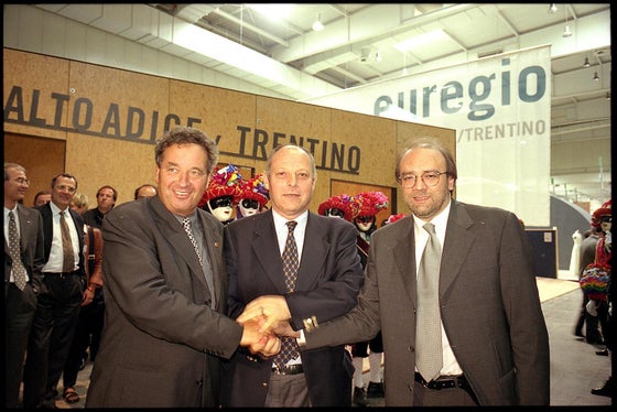 L'allora governatore tirolese Wendelin Weingartner (all'estrema sinistra), co-fondatore dell'Euregio, nella foto con i suoi omologhi Luis Durnwalder e Lorenzo Dellai alla presentazione dell'Euregio all'Expo di Hannover nel 2000 (Foto: ASP)