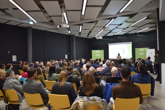 „Jeder Beitrag zählt – auch wenn er noch so klein erscheint, betonte Stefanie Peintner, Stadträtin für Umwelt der Stadtgemeinde Bruneck, in ihren Grußworten vor dem gut gefüllten Saal im NOBIS in Bruneck. (Foto: Elisabeth Moser)