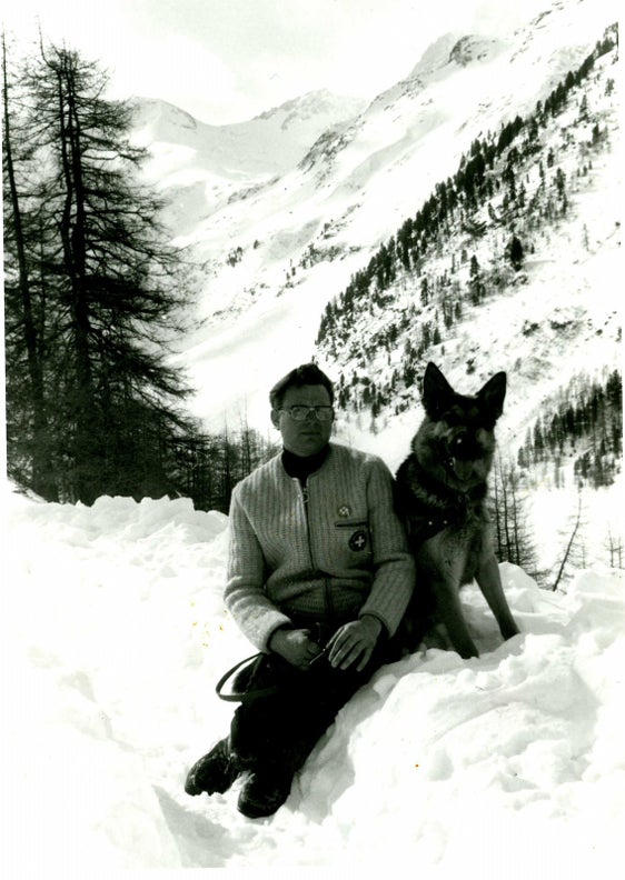 Josef Hurton era un sacerdote e un appassionato soccorritore di montagna e conduttore di cani. Aveva cinque cani da  valanga (Foto: Diocesi Bolzano-Bressanone)