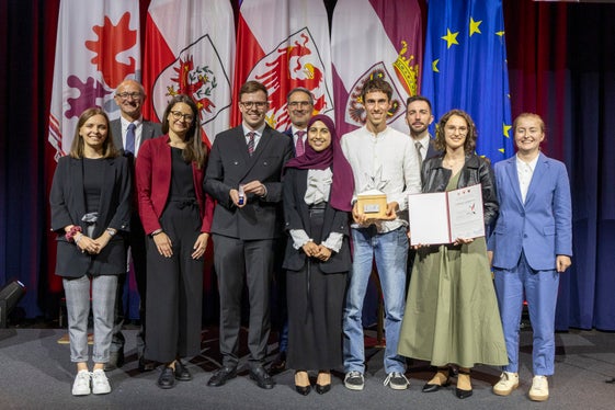 Per l ann 2024 ti ie l recunescimënt de “prestazion d’ezelënza” jit ala plataforma Euregio-Aperitivo. La ti dà na sburdla ai jëuni y ala jëunes de fé pea pra i pruzesc politics. (Foto: Land Tirol/Die Fotografen)