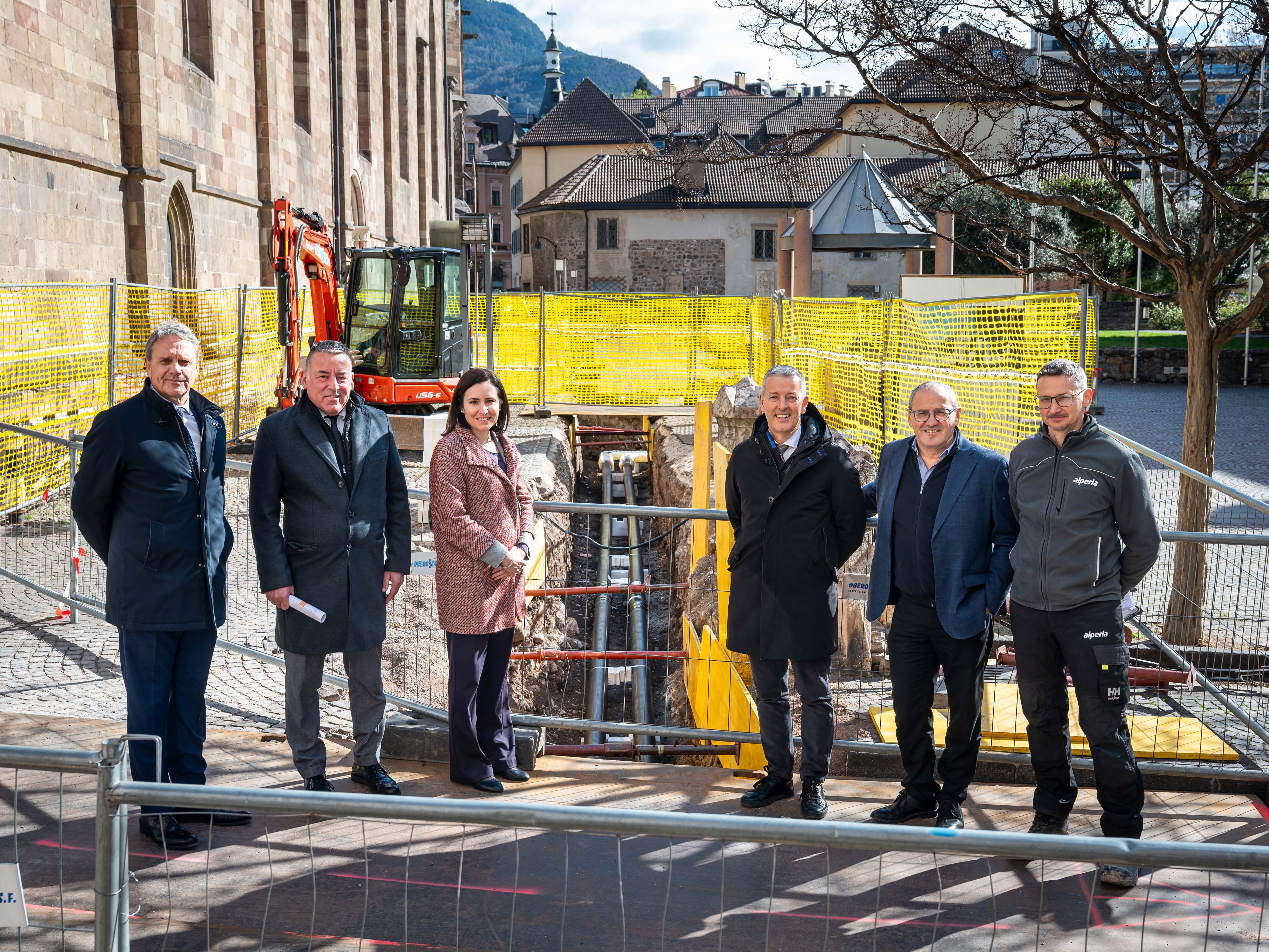 Die Ausbauarbeiten am Bozner Fernwärenetz schreiten voran: Davon überzeugten sich am Pfarrplatz Alperia-Generaldirektor Luis Amort, Vizebürgermeister Stephan Konder, Monica Sparer, Verantwortliche Brand & Communication Management bei Alperia, Landesrat Peter Brunner, Alperia Ecoplus-Direktor Günther Andergassen und Alperia-Projektleiter Christian Hofer (von links). (Foto: LPA/Fabio Brucculeri)