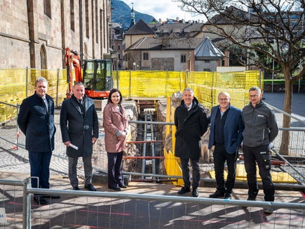 Nella foto, da sinistra: il direttore generale di Alperia Luis Amort, il vicesindaco Stephan Konder, la responsabile brand & communication management di Alperia Monica Sparer, l'assessore provinciale Peter Brunner, il direttore di Alperia Ecoplus Günther Andergassen e il responsabile di progetto di Alperia Christian Hofer. (Foto: USP/Fabio Brucculeri)
