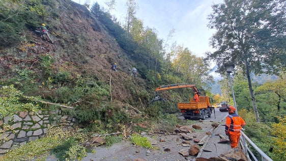 Die mit Nässe gesättigten Böden sind derzeit sehr instabil; die Aufnahme entstand gestern Nachmittag in Schenna. (Foto: LPA/Landesstraßendienst)
