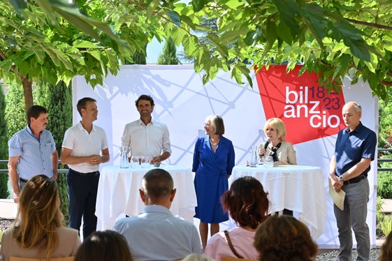 (V.l.) Valentin Mair, Christian Klotzner, Leonhard Resch, Christine Gostner von Stefenelli und Wolfgang Obwexer gestalteten heute gemeinsam mit Landesrätin Waltraud Deeg die Pressekonferenz zum Ende der Legislaturperiode 2018-23. (Foto: LPA/Manuela Tessaro)