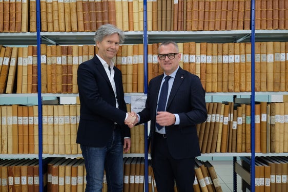 Semplificazione e digitalizzazione. Il direttore della Ripartizione Libro fondiario, catasto fondiario e urbano, Peter Kasal (a sinistra), e l'assessore provinciale competente, Christian Bianchi. "Questo è un importante traguardo, reso possibile dal lavoro di tutti i collaboratori del Libro Fondiario, che andrà a snellire il lavoro degli uffici". (Foto: ASP/Gianluca Crocco)