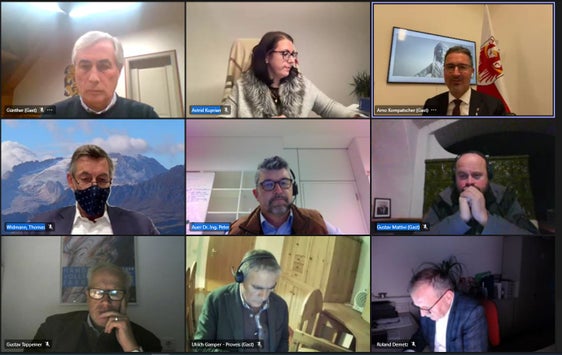 Die Impfquote erhöhen, helfe am besten, um weitere Anti-Corona-Maßnahmen zu vermeiden, betonten LH Kompatscher, LR Widmann und GD Zerzer in der Besprechung mit den Bürgermeistern. (Foto: LPA)