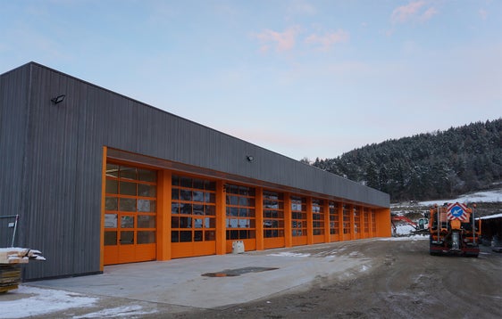 Al fine di ottimizzare i tempi di costruzione, la struttura del nuovo capannone del Punto logistico Val Pusteria è stata realizzata in gran parte con prefabbricati. (Foto: ASP/Ufficio manutenzione opere edili)