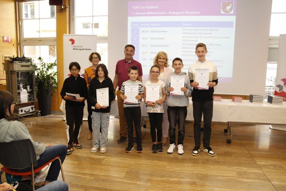 Zu den Top-Platzierten der 1. Klasse Mittelschule gehören: Felix Kaneider, Thea Mart, Daniel Bartolini, Marta Tratter, Matthias Schlechtleitner, Aaron Baumgartner. (Foto: LPA/Verena Hilber)