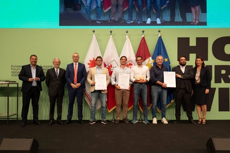 Vincitori e vincitrici del Premio Innovazione dell'Euregio, Categoria 1: (da sinistra) il presidente della giuria Marcus Hofer, Michl Ebner (Camera di Commercio di Bolzano), Andrea De Zordo (Camera di Commercio di Trento), Yannick Back (Terra Atmos), Antonio Maria Vizioli ed Elia Fregonese (Fraido SRL), Michael Eckle e Andreas Hanschek (Vahle Automation) e Barbara Thaler (Camera di Commercio del Tirolo) (Foto: Land Tirol/Sedlak)