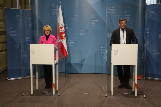 Gli assessori Waltraud Deeg e Thomas Widmann nel corso della conferenza stampa odierna (Foto: ASP)