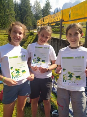 Alcuni Junior Rangers mostrano con orgoglio i loro diplomi: nel giorno della consegna, i Junior Rangers hanno messo alla prova le loro conoscenze in un'olimpiade della foresta. (Foto: Alessandra Tripodi) 