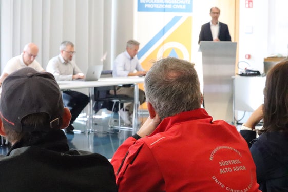 Weiterentwicklung der Zivilschutzplanung in Südtirol: Informationstreffen auf Einladung des Landeswarnzentrums in der Agentur für Bevölkerungsschutz in der Aula Zivilschutz in Bozen (Foto: LPA/Maja Clara)