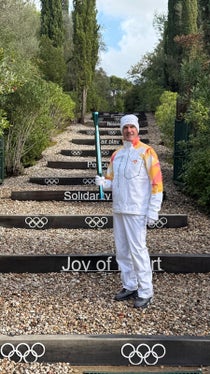 Armin Zöggeler mit der olympischen Fackel. Der Völlaner Rodler war der dritte Fackelträger und übergab die Flamme an Turner Dimosthenis Tampakos an der Olympischen Akademie. (Foto: LPA)