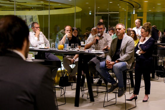 Insgesamt besuchten über 200 Gäste aus Politik, Wirtschaft, Landwirtschaft und Tourismus die fünf Veranstaltungen der Reihe Treffpunkt Wirtschaft. Landesrat Philipp Achammer und Landesrat Arnold Schuler sprechen von einer erfolgreichen und mehr als zufriedenstellenden Veranstaltungsreihe. (Foto: LPA/Peter Natter)  