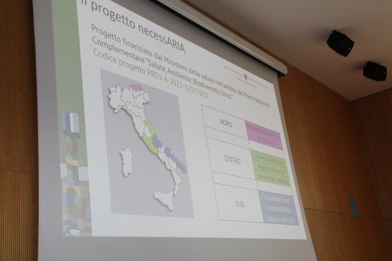 Auftakt für das italienweite Projekt "necessARIA" in Bozen: Ziel ist es, die Luftqualität in den Klassenräumen zu verbessern. (Foto: LPA/Landesagentur für Umwelt und Klimaschutz)