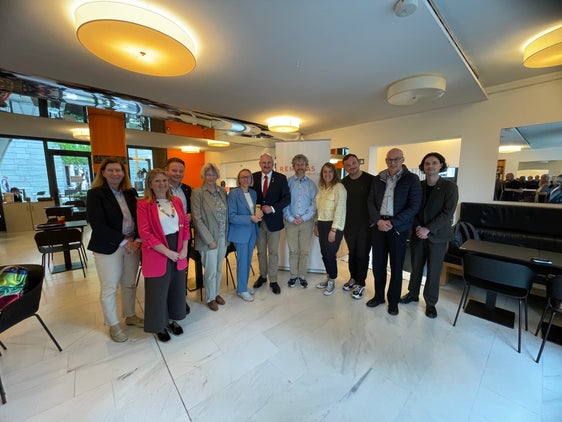 Die Delegation bei ihrem Besuch in Bozen mit Arbeitslandesrätin Magdalena Amhof (5. von links). (Foto: LPA/Ressort Europa, Arbeit und Personal)