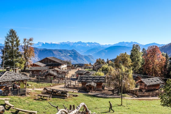 Wetterbild des Monats Oktober 2026: Tierwelt Rainguthof Gfrill bei Tisens und die Dolomiten. (Foto: LPA/Martin Geier)