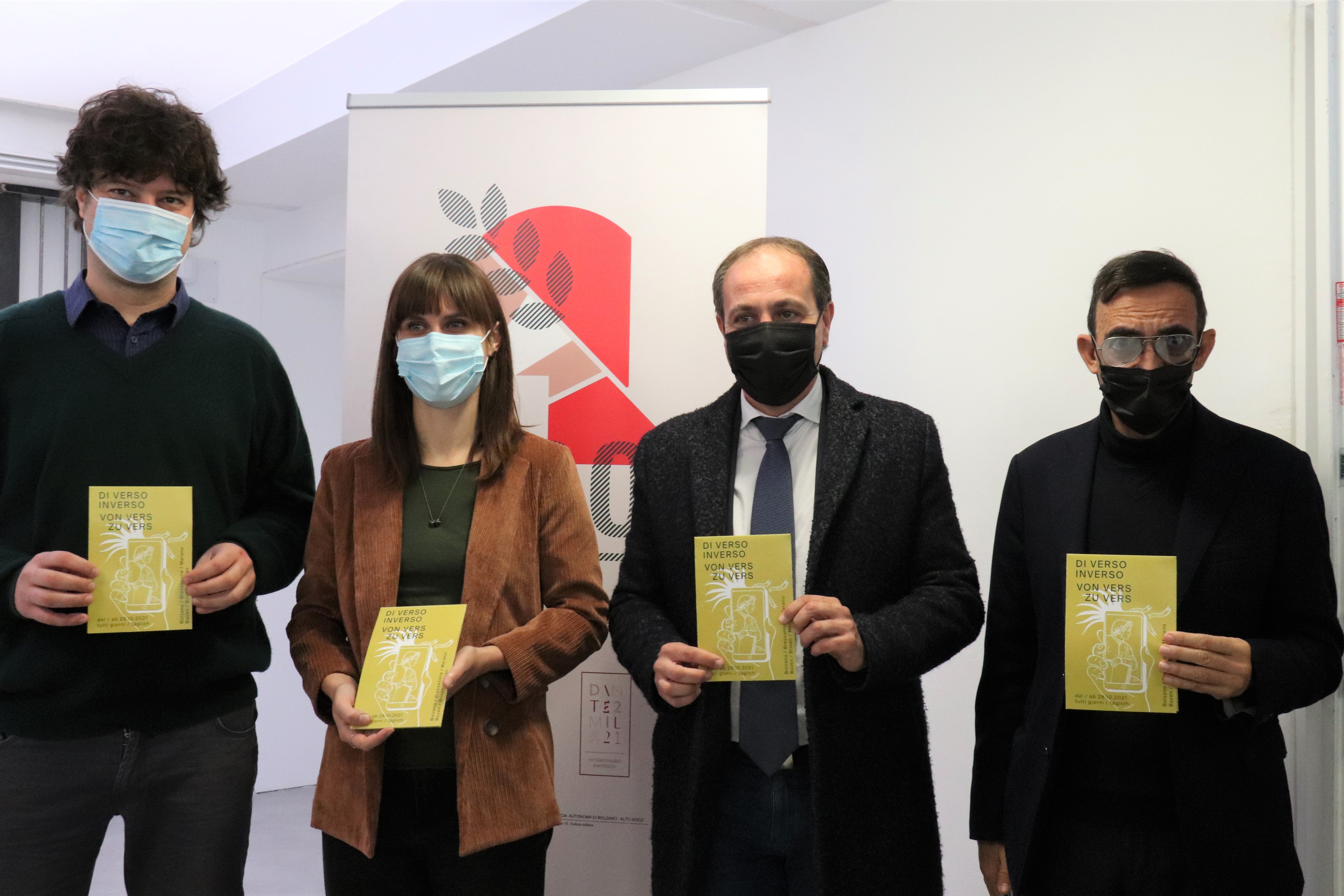 Diverso In Verso è la mostra diffusa in realtà dedicata a Dante. Da sx: Giovanni Franchina (Bepart), Roberta Pedrini (Weigh Station), l'assessore Giuliano Vettorato e il Direttore della ripartizione cultura Antonio Lampis (Foto ASP)   