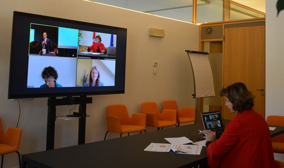 L'assessora provinciale Maria Hochgruber Kuenzer ha illustrato la best practice Legge territorio e paesaggi alla videoconferenza incentrata sulla tutela del clima negli spazi nell'ambito dell’Europa Forum Luzern in Svizzera. (Foto: ASP/Marcella Morandini)