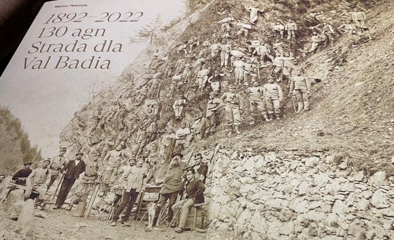 Cover dl liber nü che cunta la storia dla strada dla Val Badia (Foto: ASP)