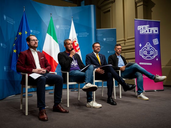 Presentata la sesta edizione di Game Ground, il festival nazionale dedicato alla cultura dei videogame. Nella foto (da sinistra) Mario Petillo, direttore artistico di Game Ground, Aaron Damian, responsabile dell’associazione BeYoung, l'assessore provinciale Marco Galateo e il referente per le politiche giovanili del Comune di Bolzano Manuel Mattion. (Foto: USP/Fabio Brucculeri)