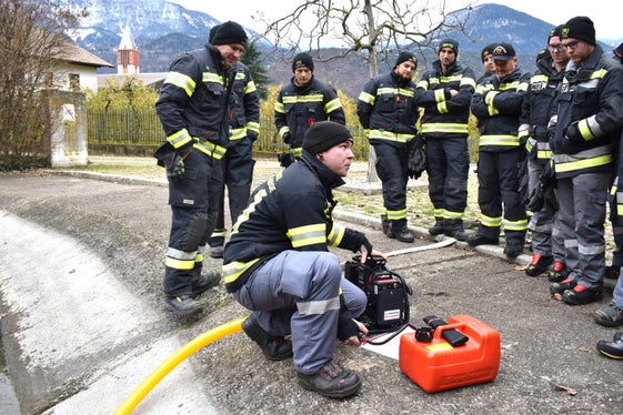 Vor der Übergabe der tragbaren Waldbrandpumpen wurde beim Löschteich der Landesfeuerwehrschule eine Einschulung durchgeführt. (Foto: LPA/Landesfeuerwehrverband/Patrick Schmalzl)