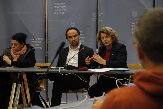 L'obiettivo è quello di sviluppare misure realizzabili, ha sottolineato l'assessora provinciale Pamer, anche a nome dell'assessore provinciale Achammer. (Foto: USP/Hannes Wisthaler)