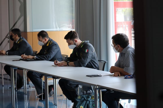 Zusammenarbeit bei der Bergung von Personen: (v.l.) Landes- und Regionalkommando der Guardia di Finanza, General Procucci und General Zelano, der Kommandant der Flugsektion Südtirol Hauptmann Leone, Landesfunkdienstkoordinator Rauch (Foto: LPA/Maja Clara)