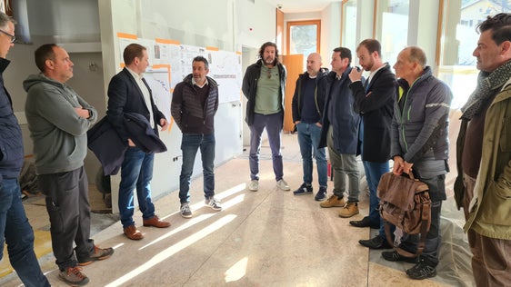 Insieme ai rappresentanti del Comune e delle imprese di costruzione, il sindaco Helmut Taber (terzo da sinistra) e il direttore della Sta Joachim Dejaco (quarto da sinistra) hanno avuto una panoramica dei lavori di costruzione. (Foto: USP/Margit Perathoner)