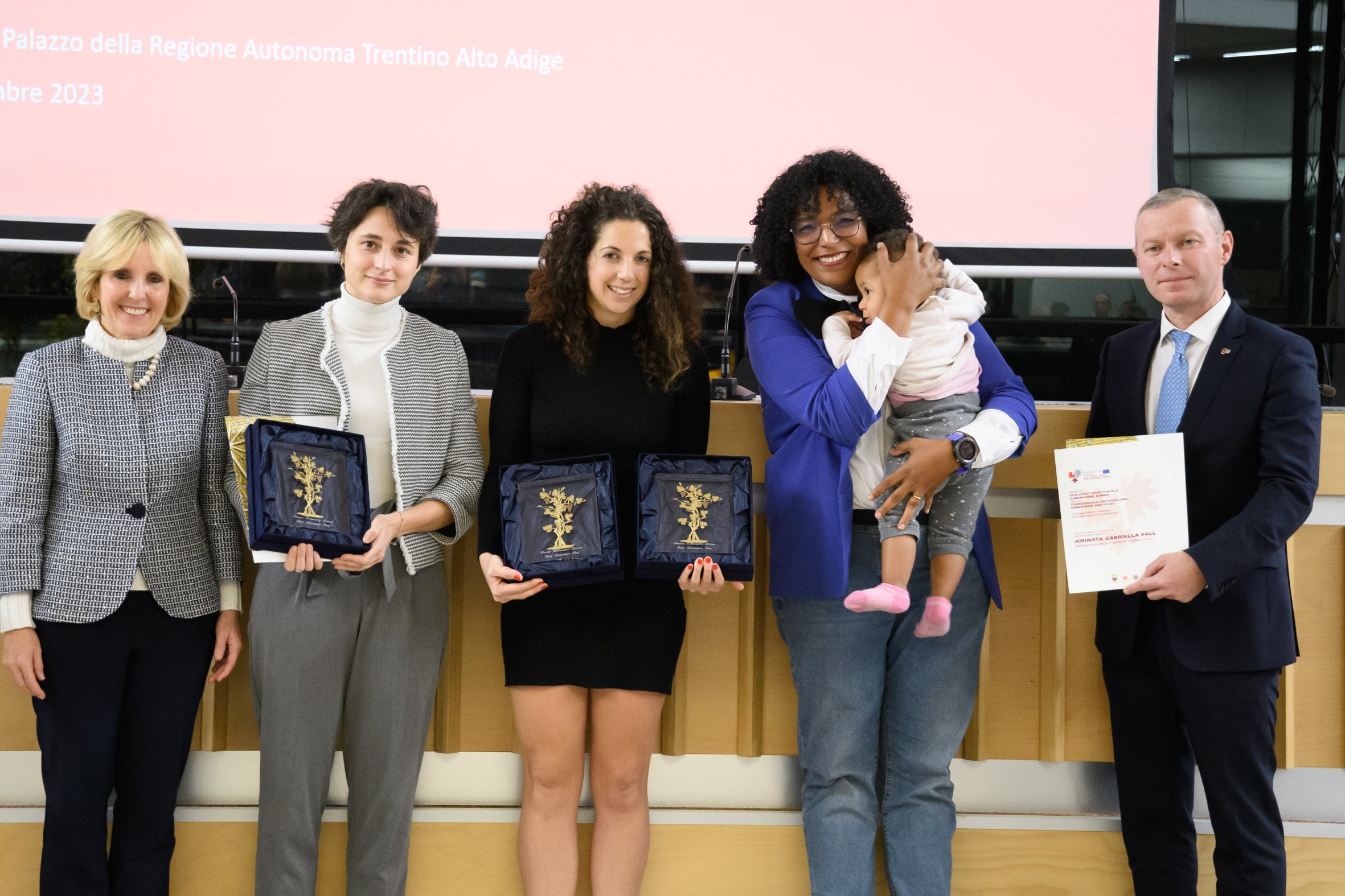 Tre delle premiate con l'assessora provinciale Waltraud Deeg e il segretario generale dell'Euregio Christoph von Ach (Foto: Trentino Sviluppo)