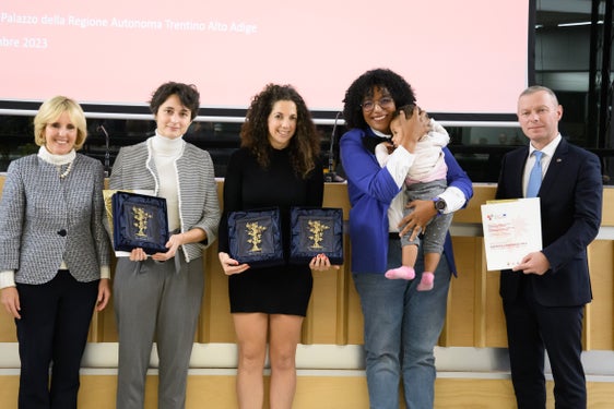 Tre delle premiate con l'assessora provinciale Waltraud Deeg e il segretario generale dell'Euregio Christoph von Ach (Foto: Trentino Sviluppo)