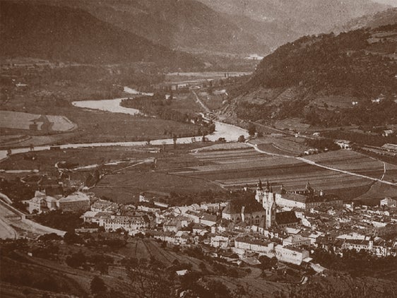 Il paesaggio naturale e culturale in Alto Adige ha subito profonde modifiche negli ultimi decenni. La mostra dei cronisti "Cantiere Sudtirolo" illustra questi cambiamenti. Qui Bressanone nel 1882. (Foto: ASP)