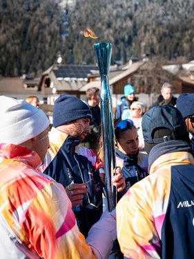 L'arrivo della fiaccola a metà giornata a Rasun di Sotto. (Foto: USP/Fabio Brucculeri)