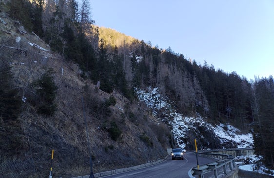 Sulla SS244 uno dei due interventi di protezione dalla caduta massi è previsto in prossimità del Comune di San Martino in Badia. (Foto: USP/Dipartimento Mobilità e Infrastrutture)