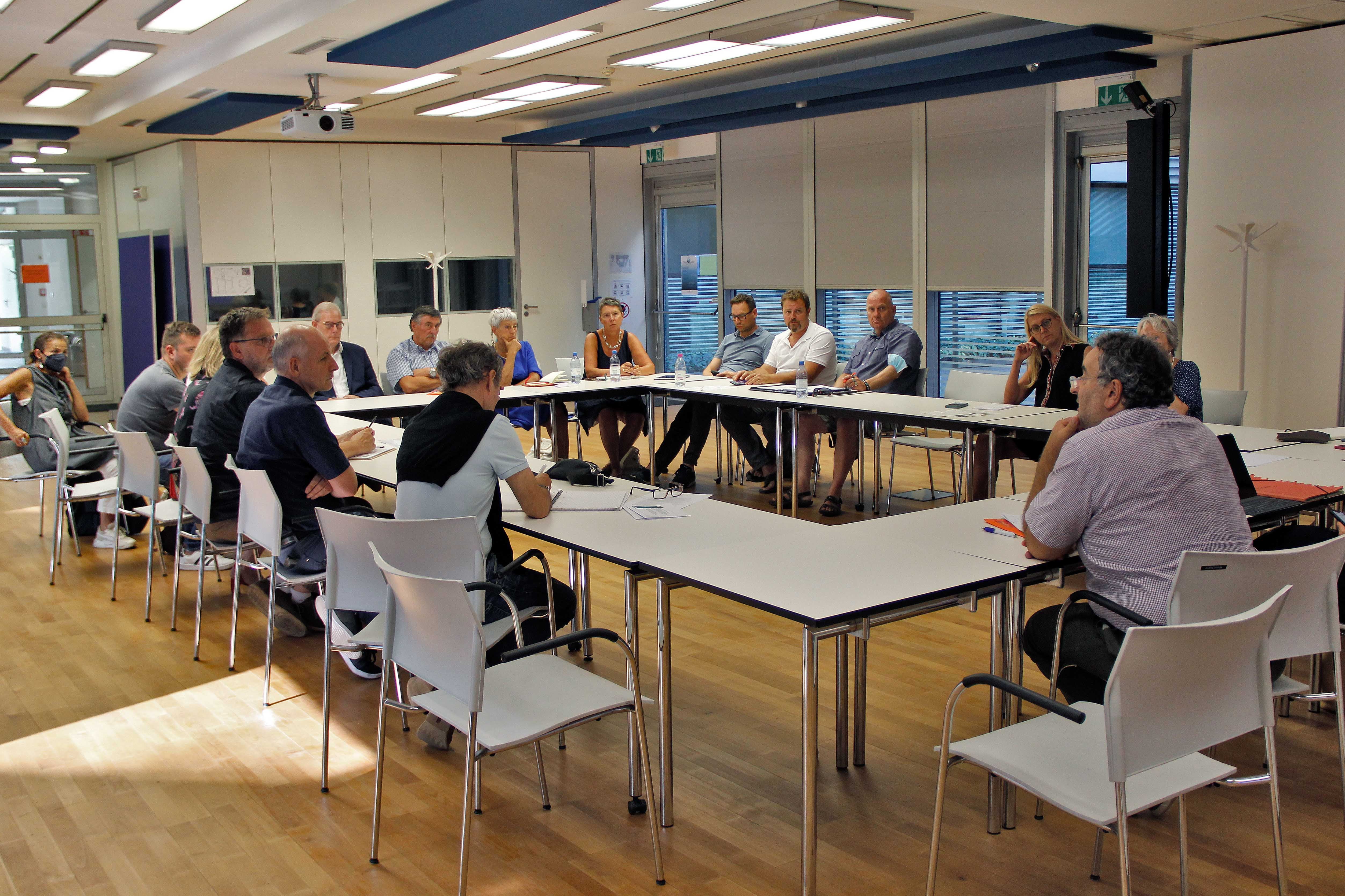 Su invito dell'assessora alle politiche sociali i rappresentanti di diverse associazioni che operano nel sociale hanno discusso misure e strategie per prevenire la povertà (Foto: ASP/Greta Stuefer)