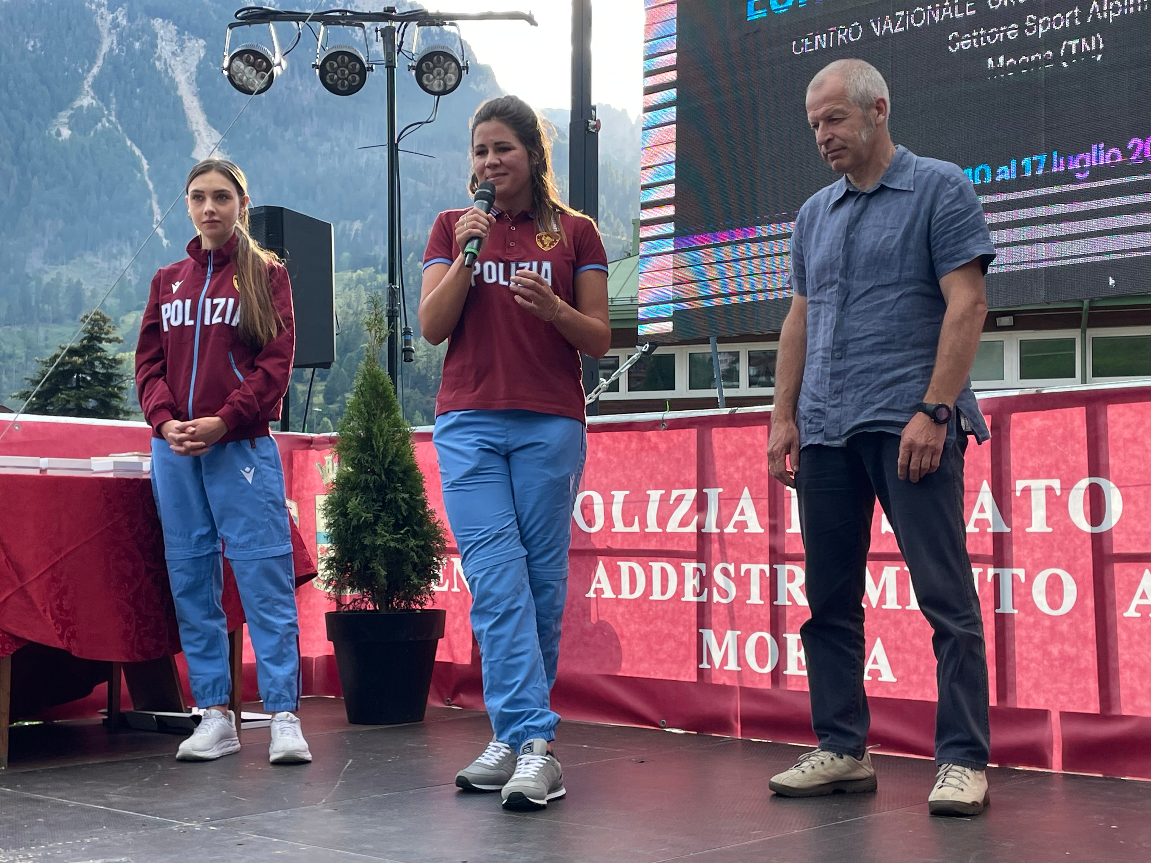 La sciatrice gardenese Nadia Delago (al centro), sul palco dell'Euregio Sport Camp di Moena (Foto Ufficio stampa Provincia Autonoma di Trento)