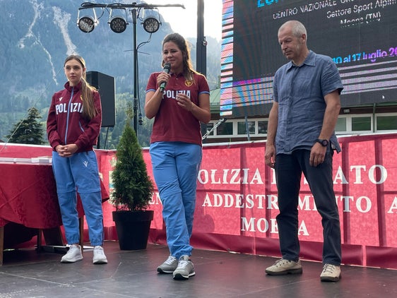 La sciatrice gardenese Nadia Delago (al centro), sul palco dell'Euregio Sport Camp di Moena (Foto Ufficio stampa Provincia Autonoma di Trento)