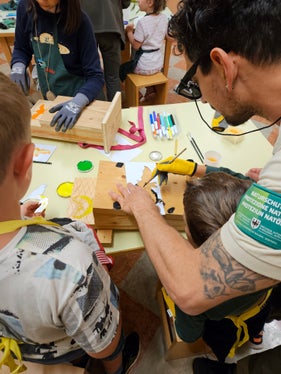 Ob Tiere erleben oder beim Basteln selbst Hand anlegen (wie hier im Naturparkhaus Drei Zinnen in Toblach): Die Naturparkhausbetreuer ermöglichen vielfältige Erlebnisse rund um die Natur für Kinder und Erwachsene. (Foto: Landesamt für Natur)