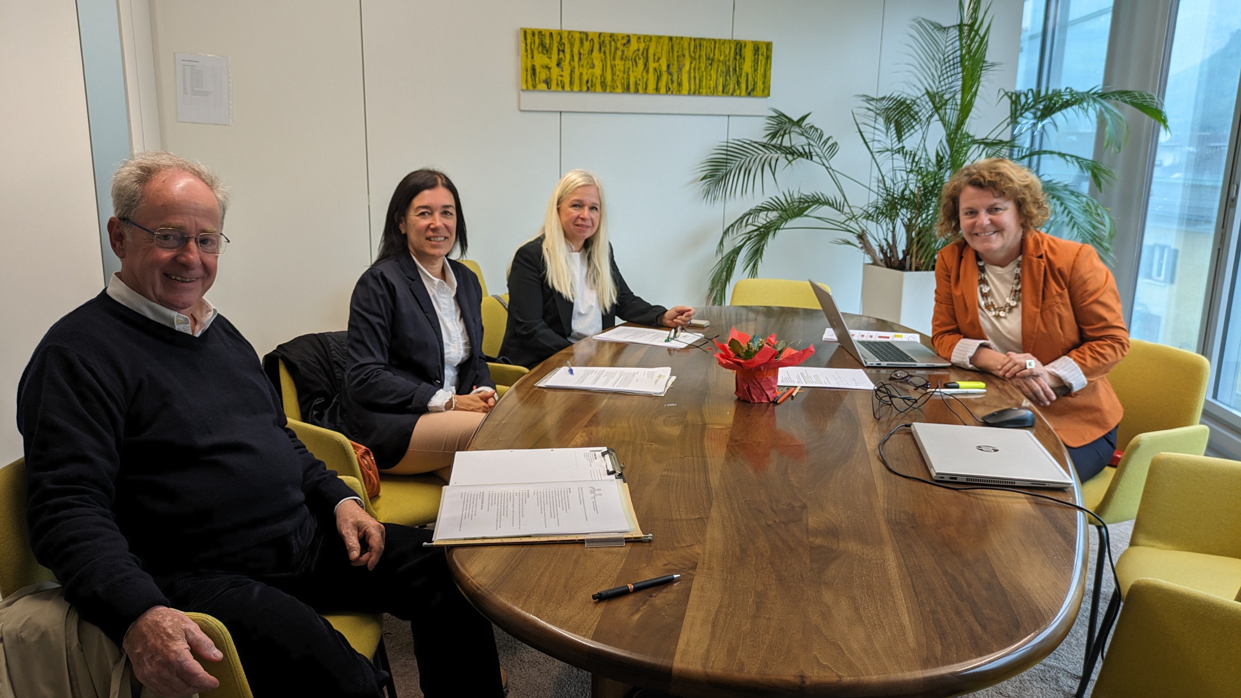 Una rete comune per la tutela giuridica delle persone fragili. Nella foto (da destra) l’assessora provinciale alla Coesione sociale Rosmarie Pamer, la consigliera del direttivo Sylvia Hofer, la direttrice, Roberta Rigamonti e il presidente dell'Associazione per l'Amministrazione di Sostegno, Werner Teutsch. (Foto: ASP/Hannes Wisthaler) 
