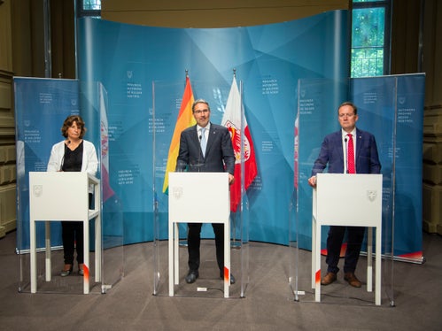 Stellten die Beschlüsse der Landesregierung vom 17. Mai - darunter das Hochbauprogramm der Jahre 2022 bis 2024 vor: (v.l.) LRin Hochgruber Kuenzer, LH Kompatscher und LR Bessone. (Foto: LPA/Fabio Brucculeri)