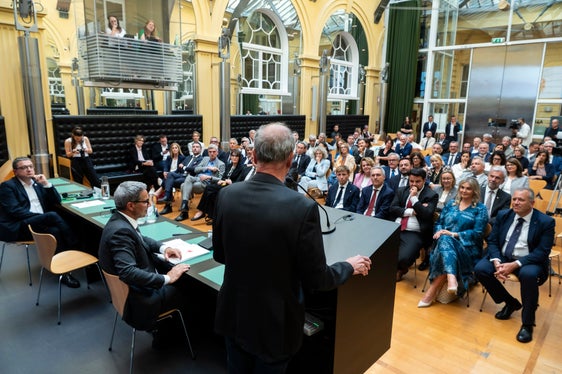 Zahlreiche Interessierte verfolgten die Ausführungen des Ministers und der Landeshauptleute zur Autonomiereform. (Foto: LPA/Ivo Corrà)