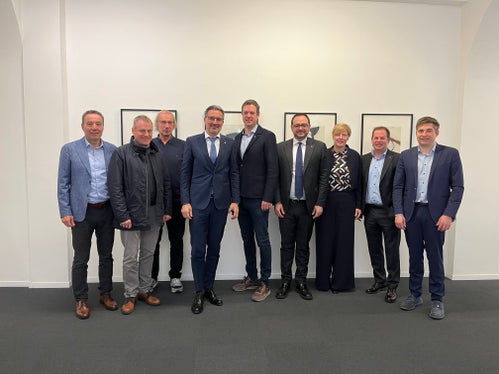 Gruppenbild mit Landesrat und Landeshauptmann (von links nach rechts): lvh-Vizedirektor Walter Pöhl, lvh-Vorstandsmitglied Horst Pichler, lvh-Vorstandsmitglied Hermann Raffeiner Kerschbaumer, Landeshauptmann Arno Kompatscher, lvh-Präsident Martin Haller, Landesrat Marco Galateo, Abteilungsdirektorin Manuela Defant, lvh-Vizepräsident Hannes Mussak und Andreas Mair von der lvh-Direktion. (Foto: LVH)