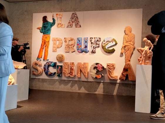Ab dem Schuljahr 2026/2027 werden die Ausbildungsrichtungen Holzschnitzerei und Holzbildhauerei sowie Fassmalerei und dekorative Malerei an der Landesberufsschule für das Kunsthandwerk "La prufesciunela" in St. Ulrich in Gröden vom derzeit dreijährigen auf einen vierjährigen Ausbildungsweg umgestellt. (Foto: LPA)