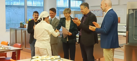 Una nuova specializzazione professionale. Nella foto (da sinistra) il docente Alessandro Lauria, Il sovrintendente scolastico Vincenzo Gullotta, la direttrice della Scuola Ritz Coretta Ceretta, il direttore della Formazione professionale Giuseppe Delpero e Il coordinatore del Centro di Formazione continua sul lavoro Matteo Apolloni durante la consegna dell'attestato ad un neo-diplomato. (Foto: USP)