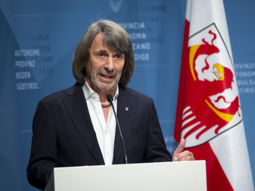 Eine gute Gesundheitsversorgung braucht Weitblick. Wir bilden heute jene Fachkräfte aus, die wir morgen für die Versorgung der Menschen in Südtirol benötigen. Deshalb setzen wir dort gezielt Schwerpunkte, wo sich für die kommenden Jahre ein besonderer Bedarf abzeichnet, sagt Gesundheitslandesrat Hubert Messner. (Foto: LPA/Fabio Brucculeri)