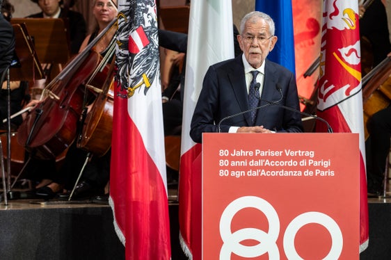 “L'Alto Adige è una storia di successo, un simbolo della nostra Europa unita”, ha sottolineato il Presidente federale Alexander Van der Bellen davanti ai circa 400 ospiti d'onore presenti al Kursaal di Merano. (Foto: USP/Ivo Corrà)