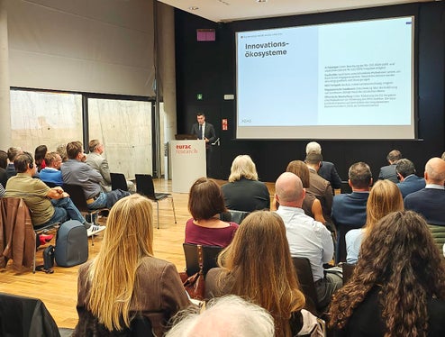 Mehrere Expertinnen und Experten beleuchteten die rechtlichen Möglichkeiten, die das Land Südtirol hat, um auf digitaler Ebene unabhängiger zu werden, darunter auch Philipp Rossi vom Südtiroler Sanitätsbetrieb. (Foto: LPA/Ursula Pirchstaller)