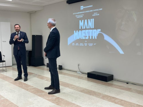 Il vicepresidente Marco Galateo (nella foto a sinistra) e il direttore della sede Rai di Bolzano Paolo Mazzucato. Come Provincia di Bolzano abbiamo scelto di sostenere con convinzione questo comparto: il documentario RAI “Mani Maestre” è un titolo bellissimo che cela la magia del lavoro artigianale, ha detto Galateo. (Foto: USP)
